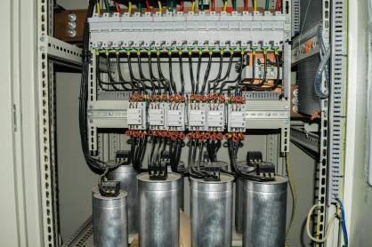 Jak wybrać odpowiednią baterię kondensatorów dla swojej instalacji 