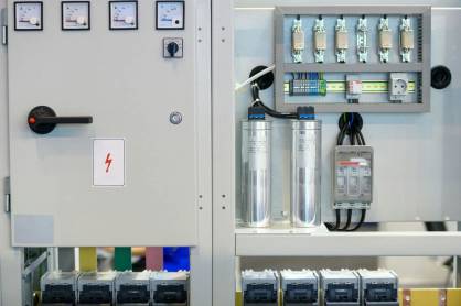 Dynamiczna kompensacja mocy biernej a stabilność sieci energetycznych 